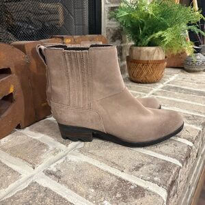 Sorel Women’s Lolla Chelsea Suede Boots Size 10